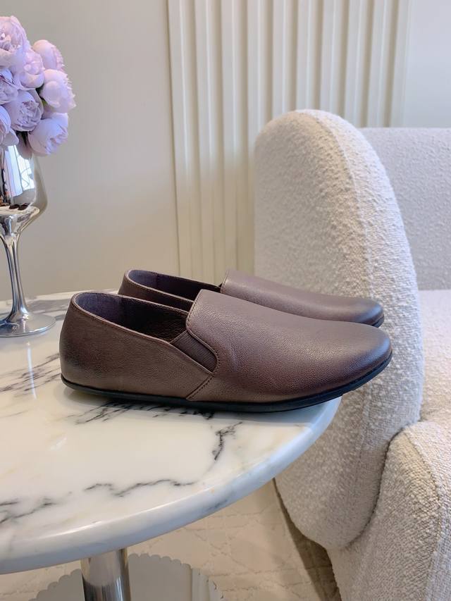 出厂价pp 无标款 莞产高货！The Ro*白标！最新极简风 进口牛皮植鞣一脚蹬乐福鞋 复古作旧擦色工艺老钱风！ 这是一个用最好的材质来制作极简风的品牌，非常用