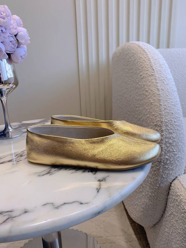 出厂价p 无标款 莞产高品质，Thero*白标 新款小牛皮平底芭蕾鞋乐福鞋...品质控看过来，无可挑剔的一款乐福鞋！！！ 延续了一贯极简风格，整双鞋子看似简单其