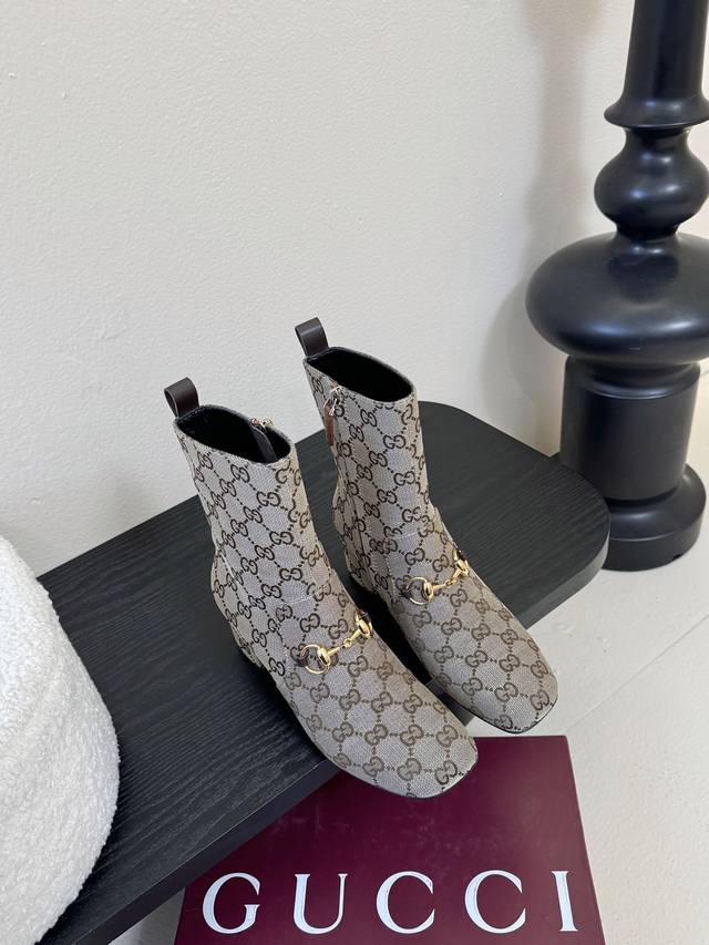 布 皮 2025秋冬新款 HermèS 爱马仕新品复古极简 铁片粗跟短靴 一脚蹬 这双复古极简短靴以凝练轮廓 在怀旧与摩登间找到完美平衡 极简便诠释出“少即是奢