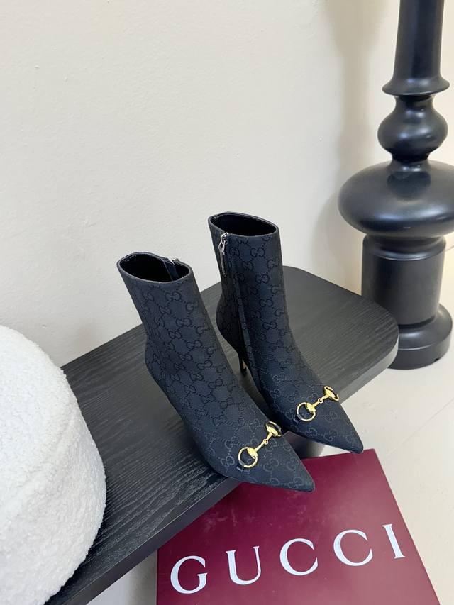 布面 皮面 Gucci 古驰25Wf新品马衔扣尖头 侧拉链高跟短靴 它以标志性的马衔扣为点睛之笔 彰显着品牌深厚的马术传承与奢华底蕴。 这款凉鞋采用优质材质制造