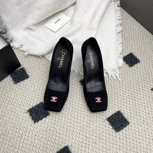 代购级 Chanel小香 25Ss 早春新款 粗跟玛丽珍单鞋 最近很火的一双单鞋！露脚设计直接拉长腿型！很显白的神仙款型。完全诠释法式浪漫！ 面料：进口混种羊皮