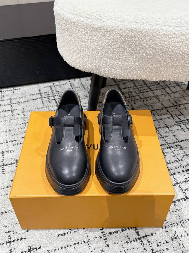 顶级版本 Louis Vuiteeon Lv 26 Squad 玛丽珍鞋T字带小皮鞋厚底乐福鞋 本款 Lv Squad 玛丽珍鞋选用光滑牛皮革呈现刚柔并济的潮流