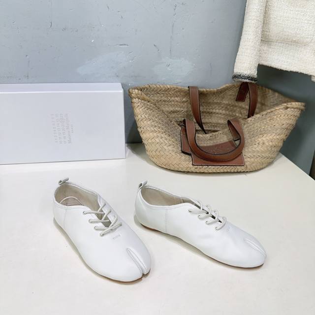 高品质出厂 ！小众潮牌Maisonmargiela｜26春夏新品Mm6马吉拉 Tabi分趾系带芭蕾舞鞋～ 刻着“时髦”两字的芭蕾鞋 26新款在经典的基础上又做了