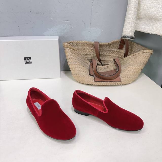 高品质出厂 ！小众潮牌Toteme26春夏新品简易圆头平底乐福鞋单鞋！ 简约设计高级感 无论是通勤还是日常搭配都是超级百搭的款式 原版购入同步官网发售 对于To