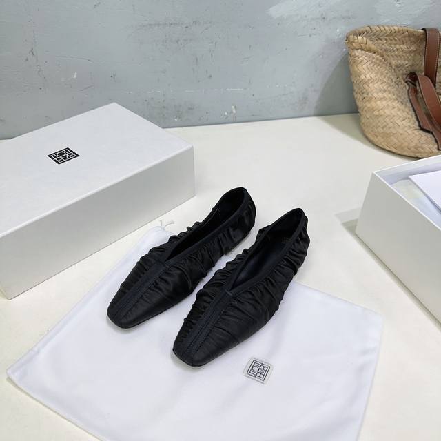 高品质出厂 ！小众潮牌Toteme26春夏法式复古风穆勒单鞋皱面平底奶奶鞋乐福鞋 呈现的利落融合的很完美，无论是休闲度假还是优雅知性，都驾驭得很好，比想象中更百