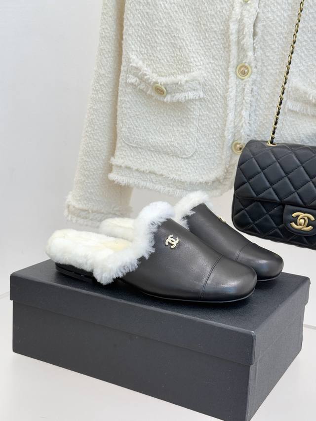 厂价 Chane*｜小香经典双C包头半拖毛拖 当法式经典邂逅冬日暖意 这双毛拖以毫不费力的时髦感 承包秋冬所有慵懒与精致。 精选高密度软糯进口羊毛 触感如云朵般