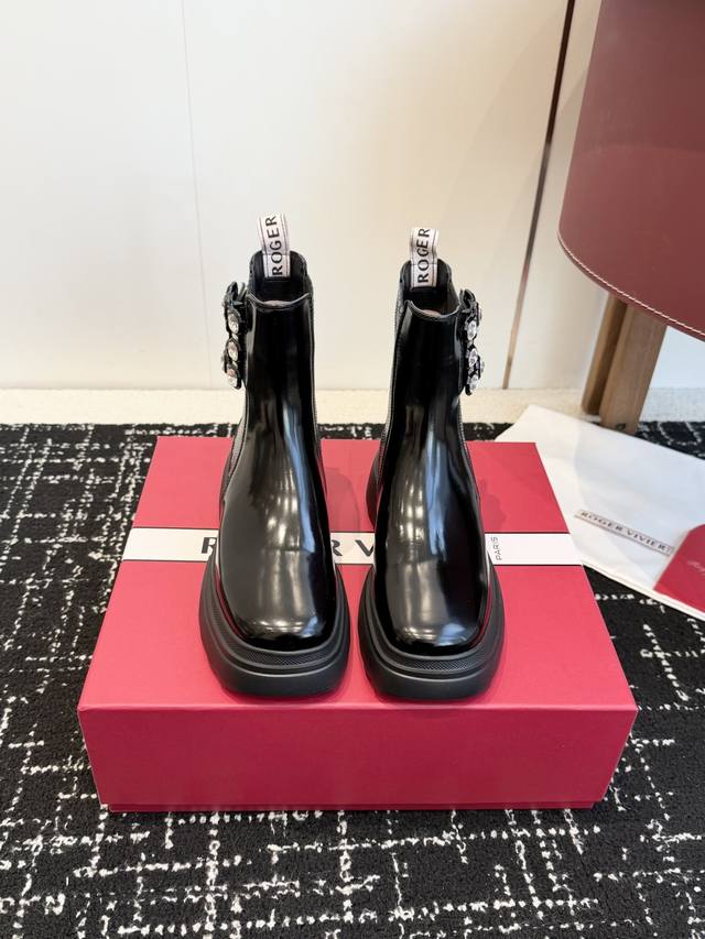 东莞代购级单鞋 靴子390 Roger Vivier 全新升级 秋冬 Rv新款厚底短靴乐福鞋都到现货了～带衬垫厚底踝靴帅气有型 锯齿形鞋底拥有强大的抓地力，确保