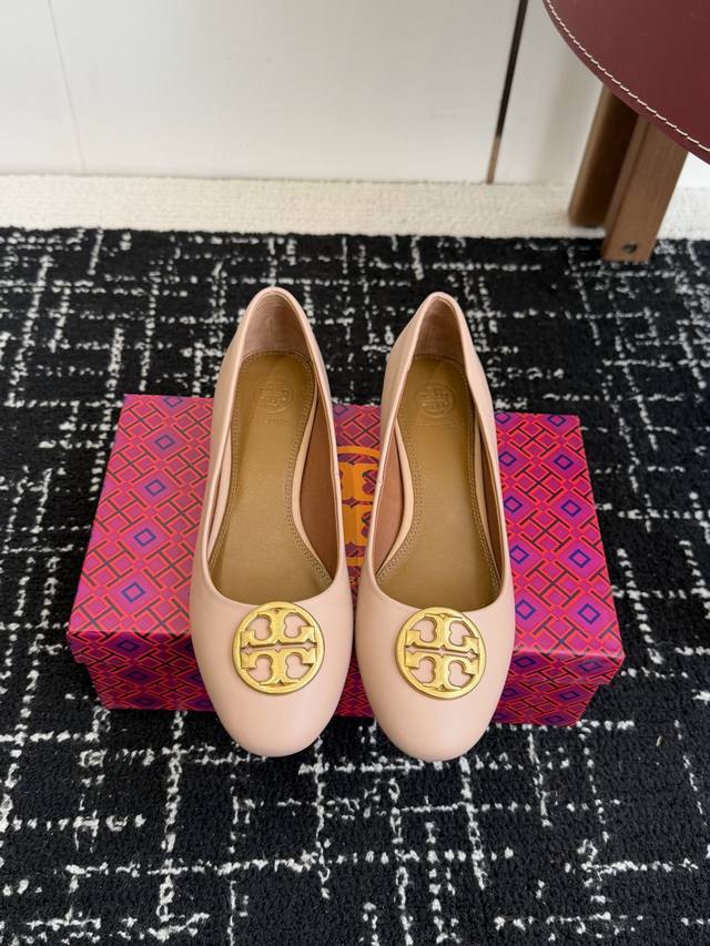 东莞代购级 Tory Burch Tb 百搭款 中跟单鞋这款Tb经典家族式的经典五金，以气质百搭的特征深受时尚达人们的青睐 鞋面采用进口小牛皮，皮料纹路清晰，有