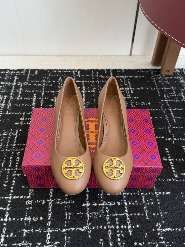 东莞代购级 Tory Burch Tb 百搭款 中跟单鞋这款Tb经典家族式的经典五金，以气质百搭的特征深受时尚达人们的青睐 鞋面采用进口小牛皮，皮料纹路清晰，有