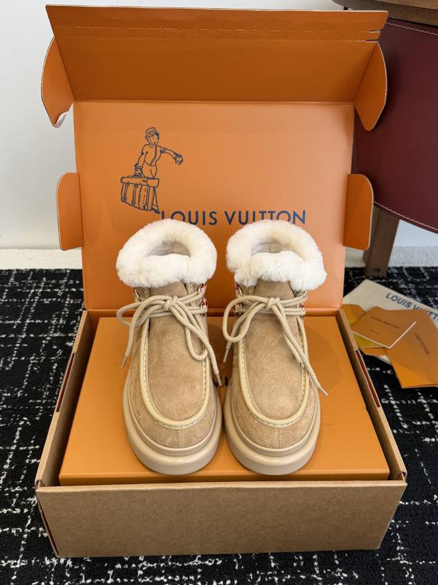 代购级 Louis Vuitton Lv最新秋冬可爱 羊毛 雪地靴 勃肯鞋型体，把时髦想要的元素融为一体！ 鞋面用皮条纯手工缝制，彰显手工作品的魅力 内里皮毛一