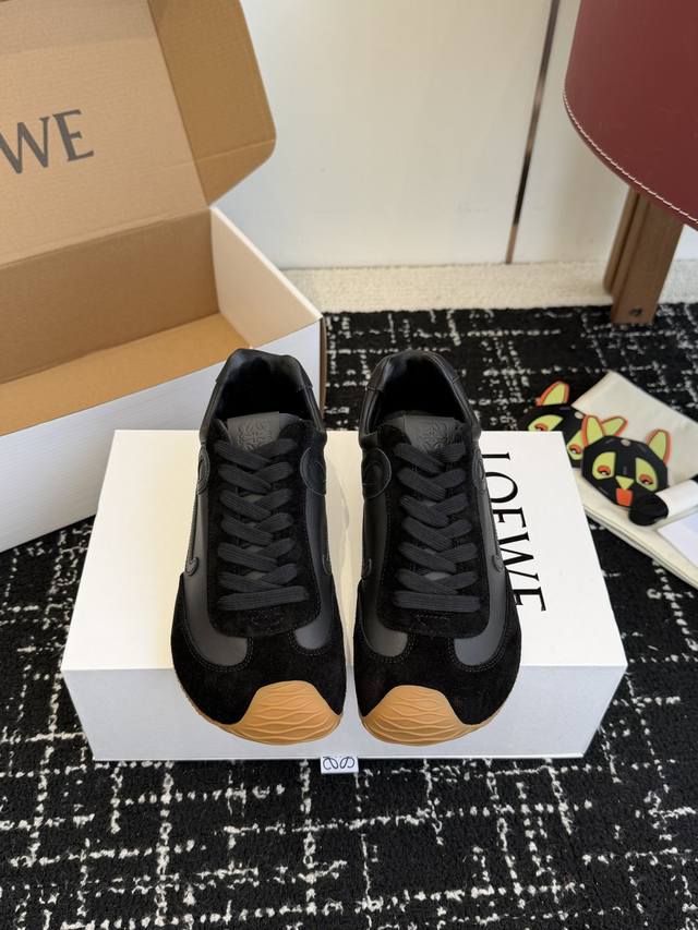 代购级 官网同步盒包装 Loewe 2025巴黎时装周新Balletrunner 芭蕾运动鞋 阿甘鞋 经典一眼就爱上的！拼接的极简风格真的做到极致！实在太百搭，