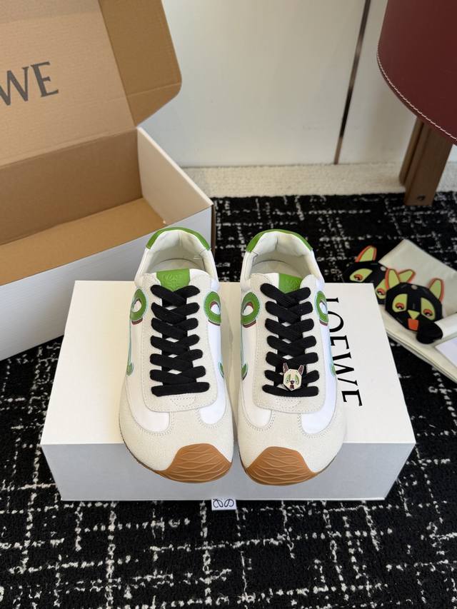 代购级 官网同步盒包装 Loewe 2025巴黎时装周新Balletrunner 芭蕾运动鞋 阿甘鞋 经典一眼就爱上的！拼接的极简风格真的做到极致！实在太百搭，