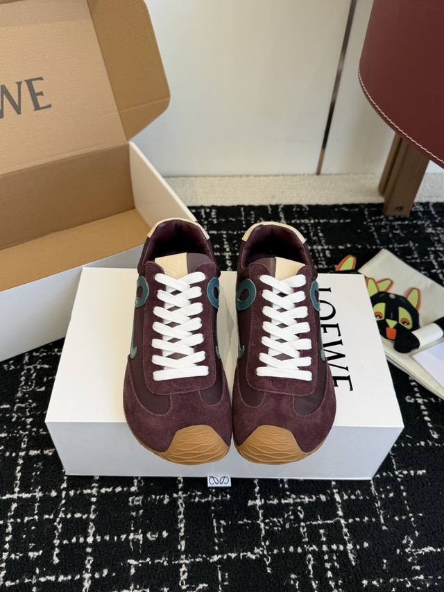 代购级 官网同步盒包装 Loewe 2025巴黎时装周新Balletrunner 芭蕾运动鞋 阿甘鞋 经典一眼就爱上的！拼接的极简风格真的做到极致！实在太百搭，