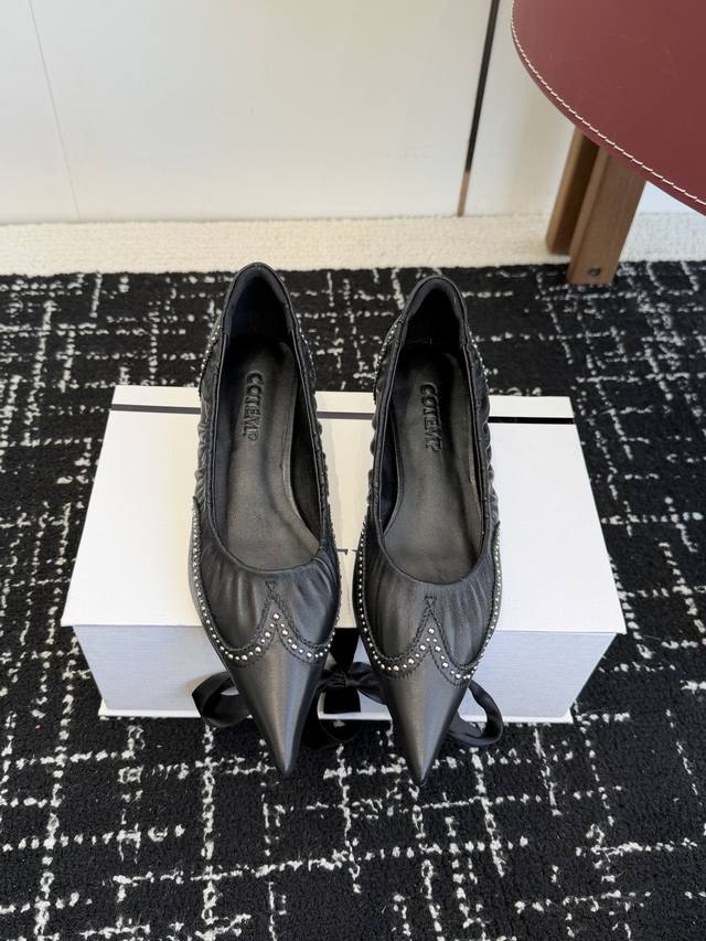 代购级420 小众单品 Cotem Fw 尖头单鞋系列 独家新品 原版购买！匠心开发。 尖头猫跟鞋系列中较为特别的款，采用小牛皮材质 整双鞋履散发着错落的金属光