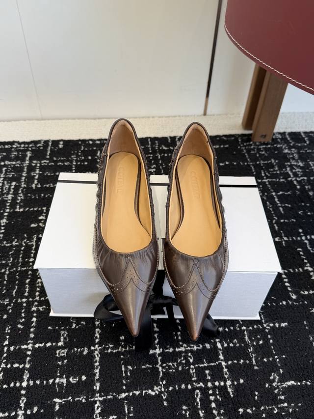 代购级420 小众单品 Cotem Fw 尖头单鞋系列 独家新品 原版购买！匠心开发。 尖头猫跟鞋系列中较为特别的款，采用小牛皮材质 整双鞋履散发着错落的金属光