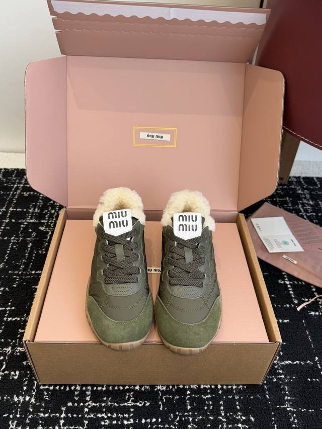 代购级 官网同步盒包装 Miumiu 缪缪 25Ss 春夏新款 羊毛 阿甘鞋休闲运动鞋 Miumiu最新爆款 前卫大胆的设计，Miu Miu风格融于此款厚底帆布