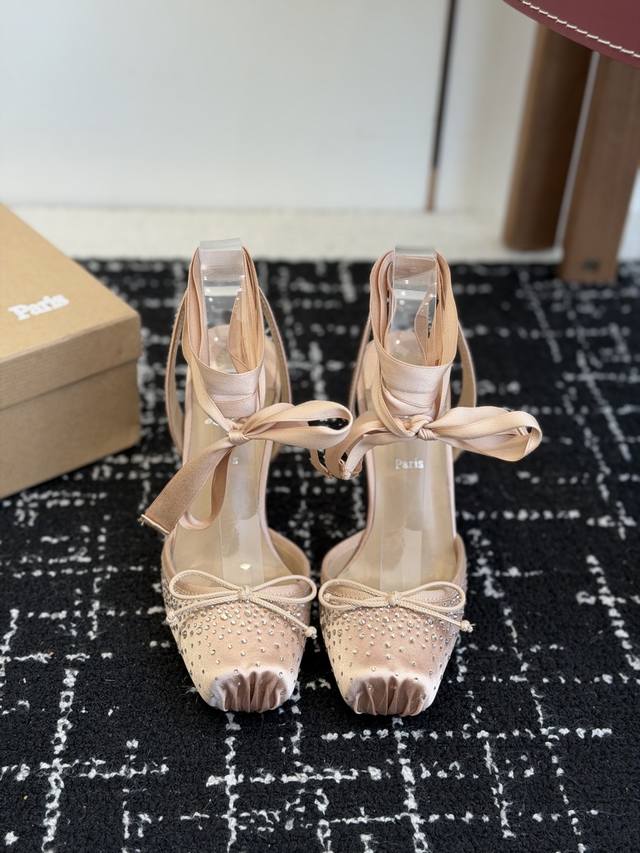 代购级真丝 钻面300 Christian Louboutin 春夏新款时装走秀芭蕾蝴蝶结高跟凉鞋 Cl红底永远的Yyds 红底高跟 新款红底芭蕾高跟鞋 没什么