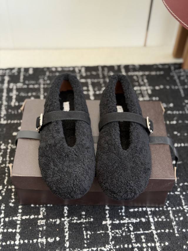 代购级 Alaia 阿莱亚秋冬走秀款平底玛丽珍 羊毛单鞋 章小蕙同款 甜酷仙女风 人气超高的一款毛里平底鞋，浪漫又迷人 舒适百搭配上不同款式，不同风格都能轻松驾