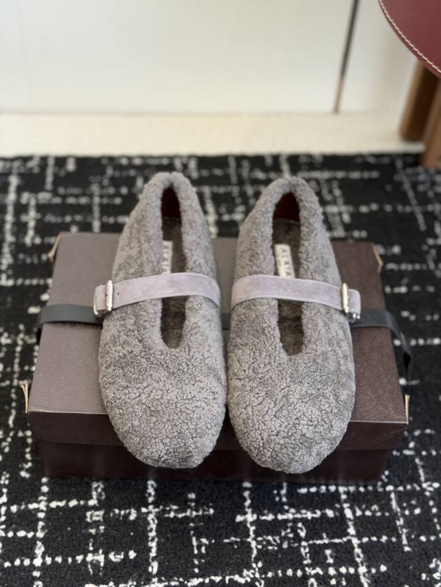 代购级 Alaia 阿莱亚秋冬走秀款平底玛丽珍 羊毛单鞋 章小蕙同款 甜酷仙女风 人气超高的一款毛里平底鞋，浪漫又迷人 舒适百搭配上不同款式，不同风格都能轻松驾
