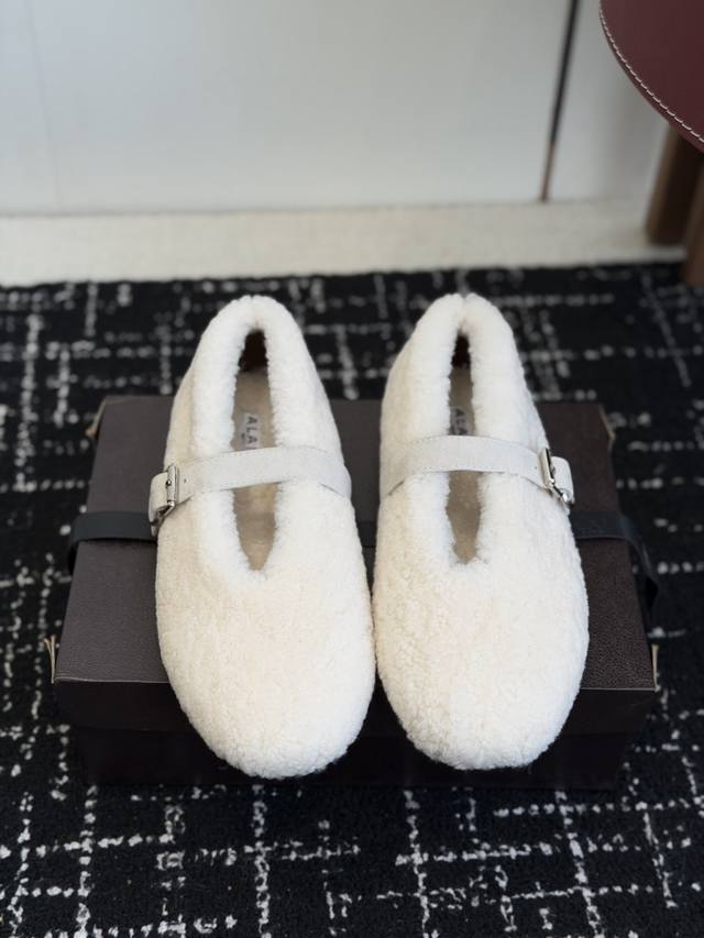 代购级 Alaia 阿莱亚秋冬走秀款平底玛丽珍 羊毛单鞋 章小蕙同款 甜酷仙女风 人气超高的一款毛里平底鞋，浪漫又迷人 舒适百搭配上不同款式，不同风格都能轻松驾