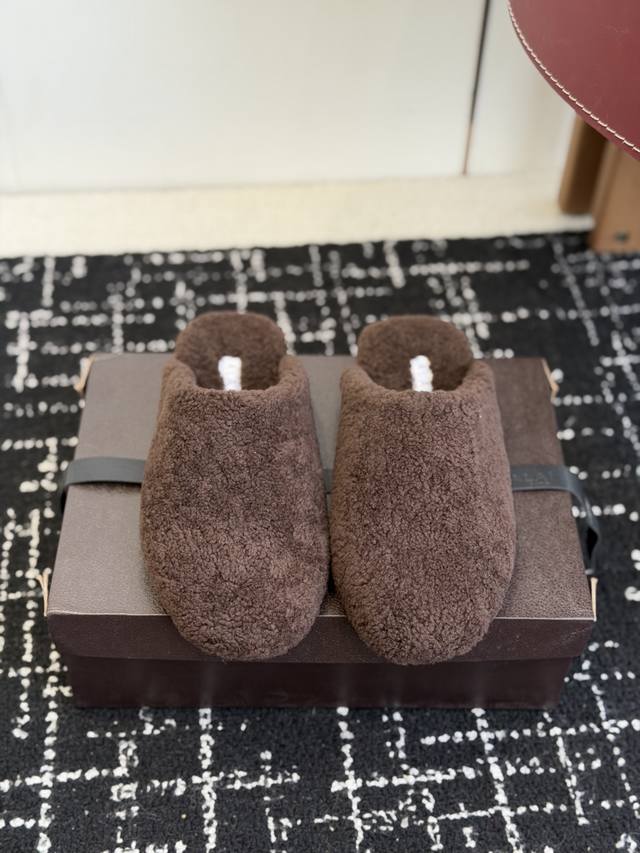 代购级 25Fw秋冬新款 Alaia阿莱亚 羊毛法式芭蕾舞鞋老钱风羊毛面穆勒半拖鞋平底毛毛鞋 采用羊毛，触感蓬松柔软，保暖性强，同时内里多搭配细腻皮革，兼顾舒适