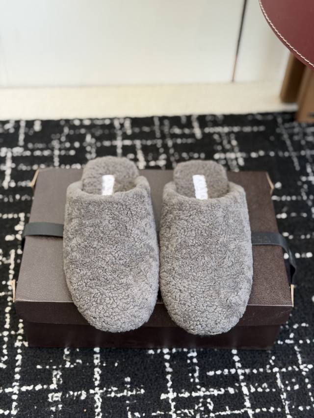 代购级 25Fw秋冬新款 Alaia阿莱亚 羊毛法式芭蕾舞鞋老钱风羊毛面穆勒半拖鞋平底毛毛鞋 采用羊毛，触感蓬松柔软，保暖性强，同时内里多搭配细腻皮革，兼顾舒适