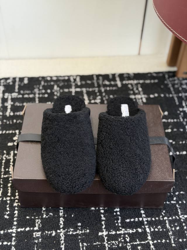 代购级 25Fw秋冬新款 Alaia阿莱亚 羊毛法式芭蕾舞鞋老钱风羊毛面穆勒半拖鞋平底毛毛鞋 采用羊毛，触感蓬松柔软，保暖性强，同时内里多搭配细腻皮革，兼顾舒适