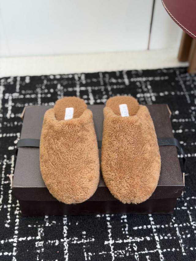 代购级 25Fw秋冬新款 Alaia阿莱亚 羊毛法式芭蕾舞鞋老钱风羊毛面穆勒半拖鞋平底毛毛鞋 采用羊毛，触感蓬松柔软，保暖性强，同时内里多搭配细腻皮革，兼顾舒适