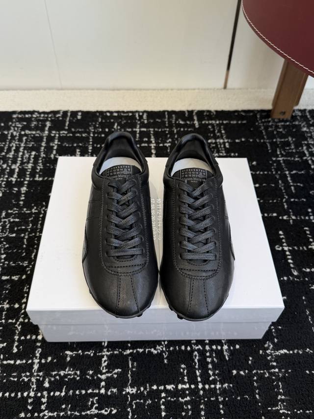 代购级 Maison Margiela 25Ss 秋冬新款 Mm6马吉拉 情侣款薄底运动鞋 新款Sprinters运动鞋轮廓采用做旧复古处理牛皮 制成 灵感来源