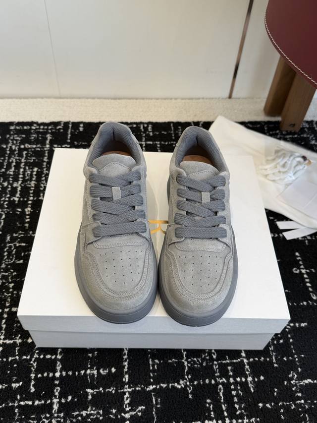 东莞代购级 The Row 25秋冬秀款 厚底 滑板 休闲 小白鞋 简单 舒服 干净 轻盈的设计风格 太好看了爱死了 贝壳浅口设计 复古的感觉 特别好看 Siz