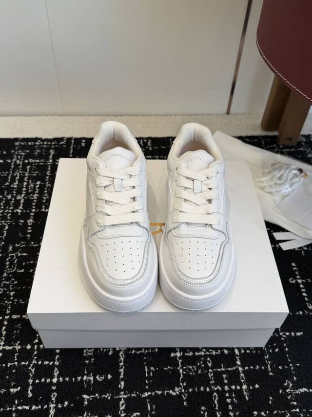 东莞代购级 The Row 25秋冬秀款 厚底 滑板 休闲 小白鞋 简单 舒服 干净 轻盈的设计风格 太好看了爱死了 贝壳浅口设计 复古的感觉 特别好看 Siz