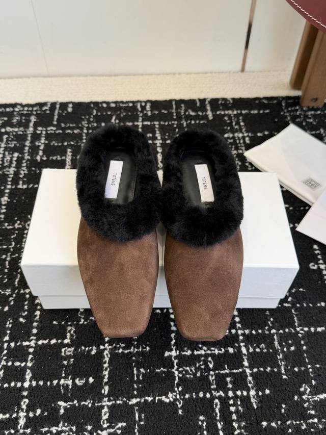 东莞代购级 Toteme 25秋冬 新款方头平底 羊毛半拖 小众 北欧极简风格，羊毛内里柔软，看似简单的鞋子 实际耗料又重工，软到没有底！穿着特别特别舒服，特别