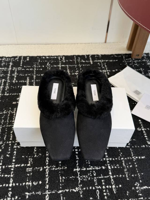 东莞代购级 Toteme 25秋冬 新款方头平底 羊毛半拖 小众 北欧极简风格，羊毛内里柔软，看似简单的鞋子 实际耗料又重工，软到没有底！穿着特别特别舒服，特别