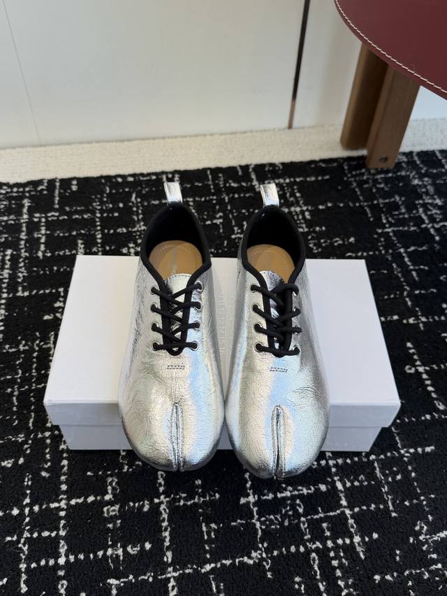 代购级 Maison Margiela 2026Ss早春走秀新款Mm6马吉拉新品分趾小皮鞋 乐福鞋 新品百搭复古 给你不一样的感觉 鞋面：进口绵羊皮 爆裂牛皮