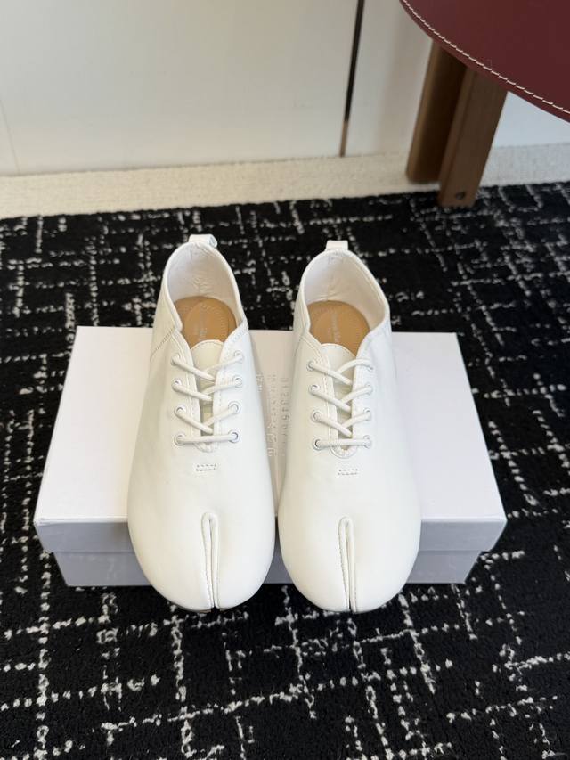 代购级 Maison Margiela 2026Ss早春走秀新款Mm6马吉拉新品分趾小皮鞋 乐福鞋 新品百搭复古 给你不一样的感觉 鞋面：进口绵羊皮 爆裂牛皮