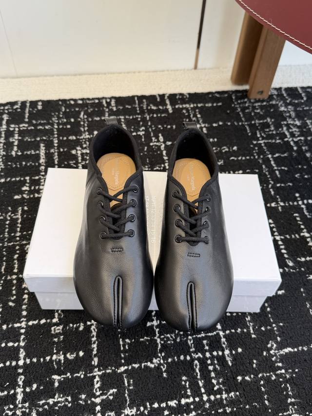 代购级 Maison Margiela 2026Ss早春走秀新款Mm6马吉拉新品分趾小皮鞋 乐福鞋 新品百搭复古 给你不一样的感觉 鞋面：进口绵羊皮 爆裂牛皮