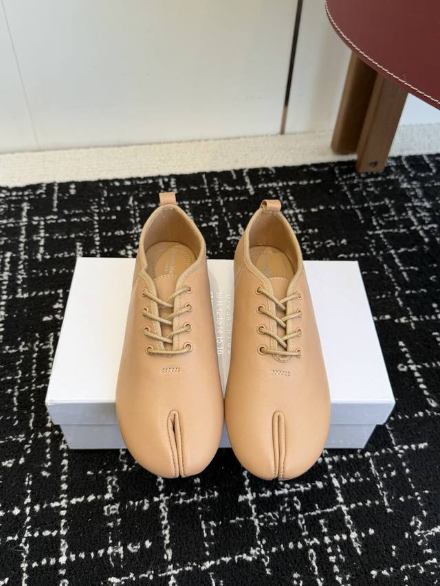 代购级 Maison Margiela 2026Ss早春走秀新款Mm6马吉拉新品分趾小皮鞋 乐福鞋 新品百搭复古 给你不一样的感觉 鞋面：进口绵羊皮 爆裂牛皮