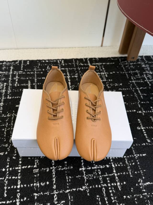 代购级 Maison Margiela 2026Ss早春走秀新款Mm6马吉拉新品分趾小皮鞋 乐福鞋 新品百搭复古 给你不一样的感觉 鞋面：进口绵羊皮 爆裂牛皮