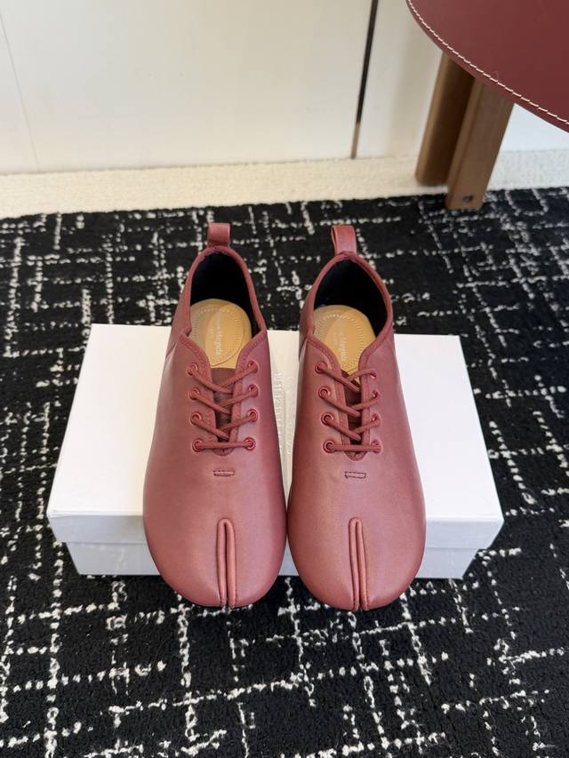 代购级 Maison Margiela 2026Ss早春走秀新款Mm6马吉拉新品分趾小皮鞋 乐福鞋 新品百搭复古 给你不一样的感觉 鞋面：进口绵羊皮 爆裂牛皮