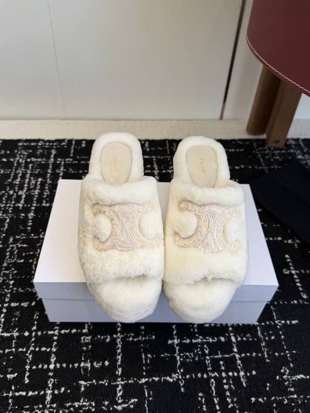 代购级 Celine 塞琳25Wf大凯旋门防水台高跟毛拖 踏入C家毛拖的世界 邂逅一场舒适与奢华的邂逅。 它以独特设计 将品牌经典与时尚前沿巧妙融合。标志性的大