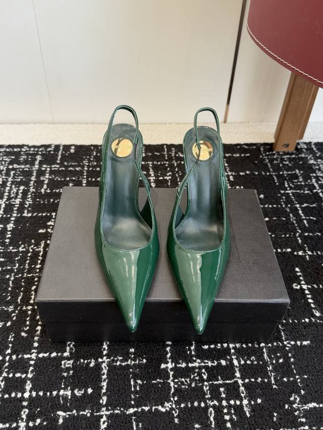 代购级 Saint Laurent 26巴黎秀场同步更新 尖头 细跟 鞋跟真的太好看啦 Saint Laurent 圣罗兰 尖头 细跟高跟鞋 鞋跟真的充分突显利