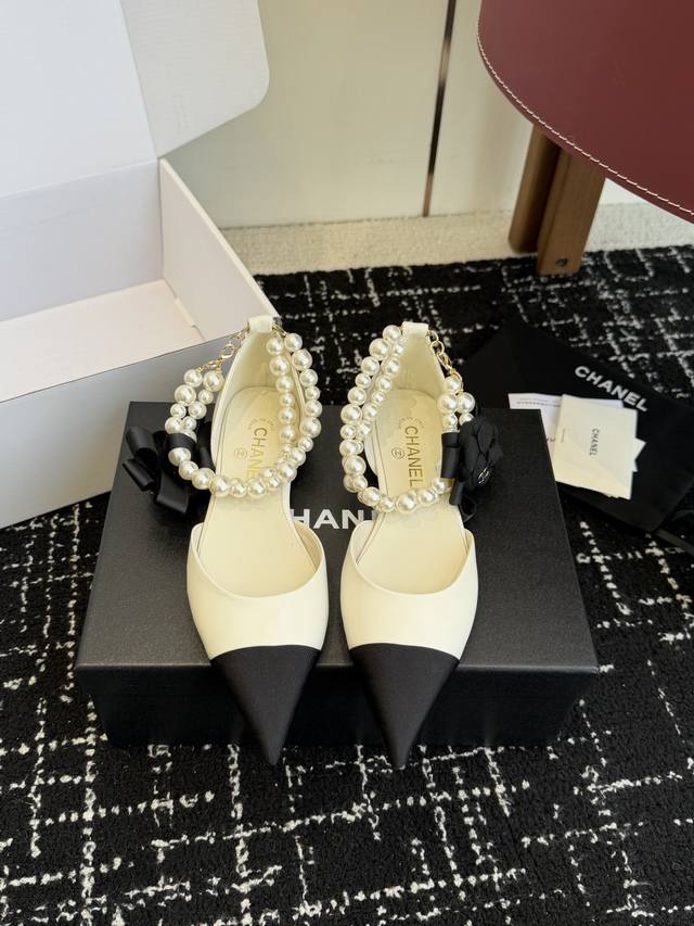 代购级 官网同步盒包装 Chanel 26春夏最新 珍珠拼色尖头 凉鞋 珍珠真的是香奈儿的灵魂 这双经典撞色鞋美到爆炸！它能让你想到那个年代娇气又矜贵的富家女~
