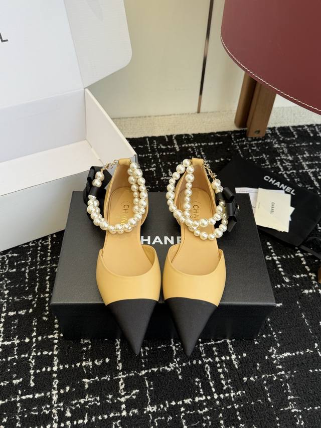 代购级 官网同步盒包装 Chanel 26春夏最新 珍珠拼色尖头 凉鞋 珍珠真的是香奈儿的灵魂 这双经典撞色鞋美到爆炸！它能让你想到那个年代娇气又矜贵的富家女~
