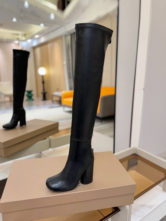 价格p： 独家推出圆头徽标粗跟弹力长靴 Burberry博柏利英国奢侈品牌，原版1:1复制，贴身弹力及膝靴，设计圆形靴头粗跟，装饰品牌标志图案。 靴面：进口意大