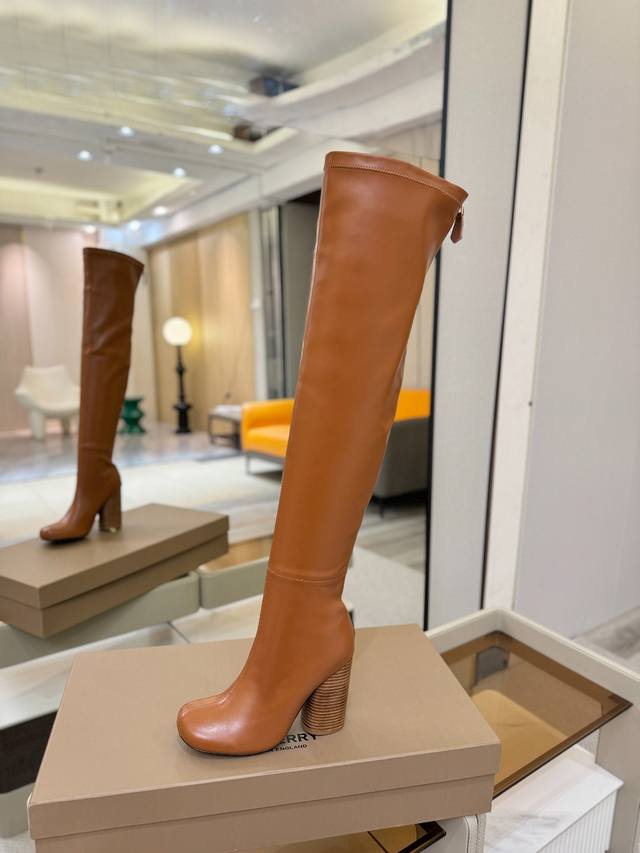 价格p： 独家推出圆头徽标粗跟弹力长靴 Burberry博柏利英国奢侈品牌，原版1:1复制，贴身弹力及膝靴，设计圆形靴头粗跟，装饰品牌标志图案。 靴面：进口意大