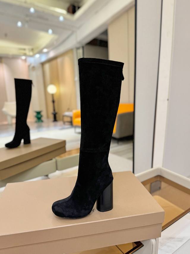 价格p： 独家推出圆头徽标粗跟弹力长靴 Burberry博柏利英国奢侈品牌，原版1:1复制，贴身弹力及膝靴，设计圆形靴头粗跟，装饰品牌标志图案。 靴面：进口意大