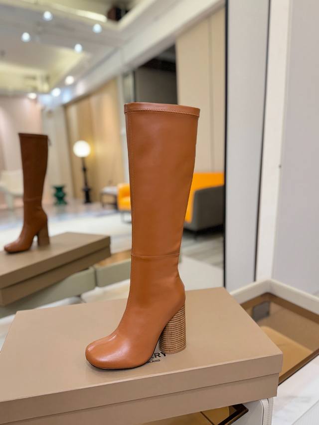 价格p： 独家推出圆头徽标粗跟弹力长靴 Burberry博柏利英国奢侈品牌，原版1:1复制，贴身弹力及膝靴，设计圆形靴头粗跟，装饰品牌标志图案。 靴面：进口意大