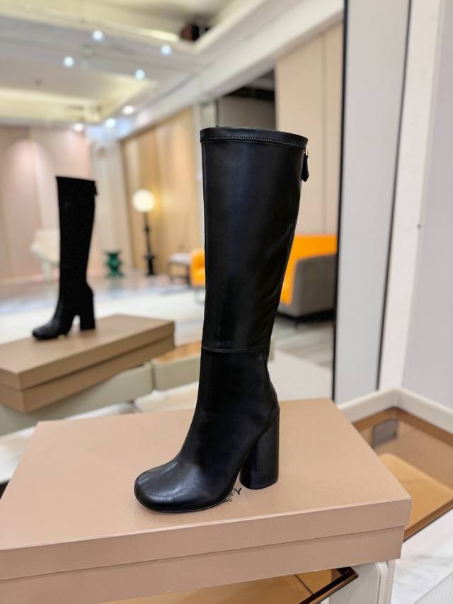 价格p： 独家推出圆头徽标粗跟弹力长靴 Burberry博柏利英国奢侈品牌，原版1:1复制，贴身弹力及膝靴，设计圆形靴头粗跟，装饰品牌标志图案。 靴面：进口意大