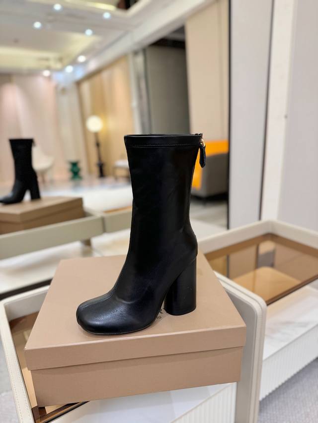 价格p： 独家推出圆头徽标粗跟弹力长靴 Burberry博柏利英国奢侈品牌，原版1:1复制，贴身弹力及膝靴，设计圆形靴头粗跟，装饰品牌标志图案。 靴面：进口意大