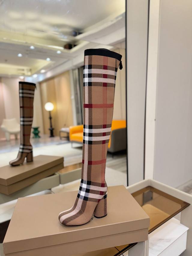 价格p： 独家推出圆头粗跟格纹弹力针织袜长靴 Burberry博柏利英国奢侈品牌，典藏米色，原版1:1复制，贴身弹力针织式及膝靴，设计圆形靴头粗跟，装饰品牌标志